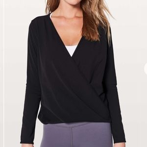 Lululemon Athletica black full freedom long sleeve Activewear top tunic. Size 6